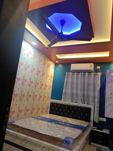 a room with a bed and a ceiling with a ceiling fan at Hotel Malik Palace in Noāmundi