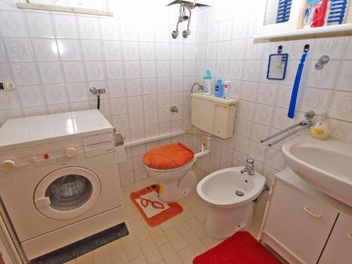łazienka z pralką i toaletą w obiekcie Apartments Pula 926 w Puli