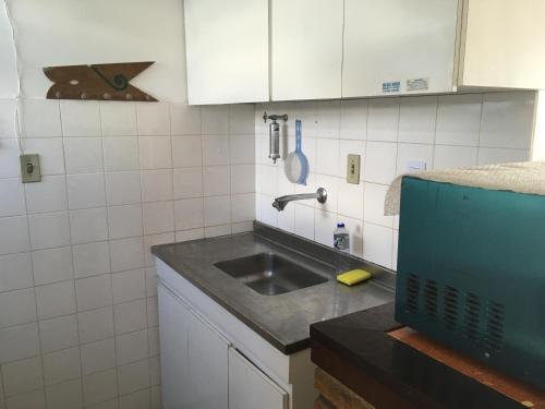 a kitchen with a sink and a counter top at Dúplex Frente Mar na ilha de Itaparica in Vera Cruz de Itaparica