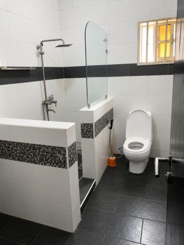 a bathroom with a toilet and a tub and a sink at Kays Royal Suite in Isasi