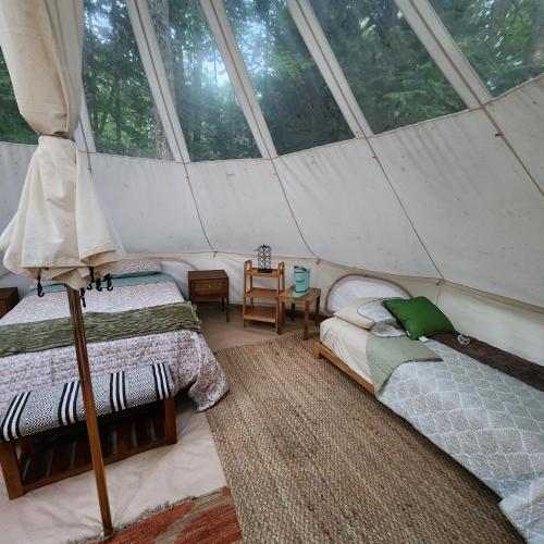 a room with two beds in a tent at Flatrock on the River Topknot in Frankfort