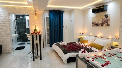 Private Suite Jacuzzi near Acropolis & 2 min to metro