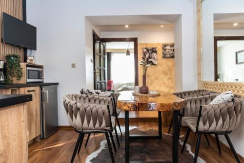 a kitchen and living room with a table and chairs at Willa "CHWOST" zlokalizowana w pobliżu Term Gorący Potok I Zakopane in Zakopane