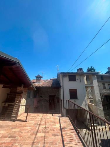ein Gebäude mit einer Treppe vor einem Haus in der Unterkunft Residenze del Borgo - Ca de Paciu in Crociglia