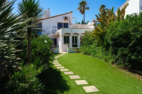 Golden Bay beach house by Lica