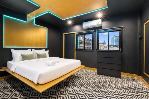 a hotel room with a bed and a tv at Buakhao Villa Pattaya Center 5 bedroom in Pattaya