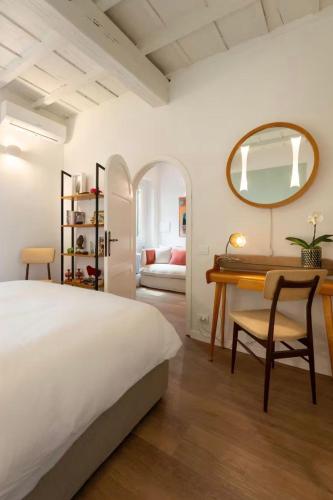 Fully Renovated Cosy Oltrarno Apartment with patio