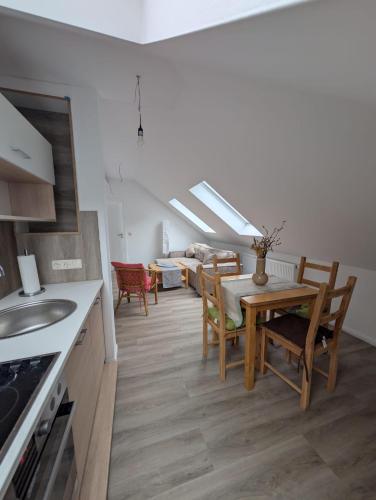 a kitchen and dining room with a table and chairs at NEU - Nette kleine Unterkunft in Heide - Mit Gutscheinen für Bistro und Minigolf in Heide