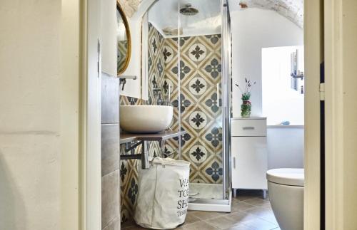 a bathroom with a sink and a toilet at Palazzo Rodio in Ostuni