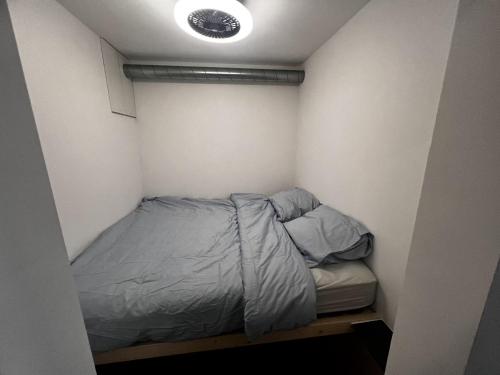 a small bedroom with a bed in the corner at Studi'eau2 in Ostend