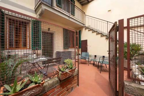 Fully Renovated Cosy Oltrarno Apartment with patio
