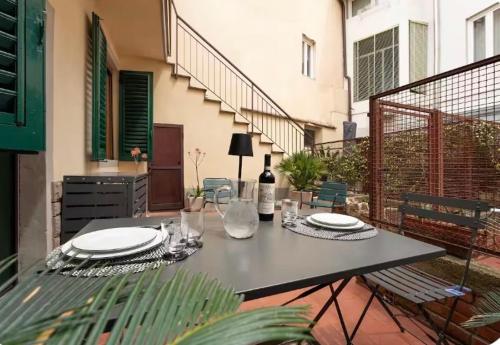 Fully Renovated Cosy Oltrarno Apartment with patio