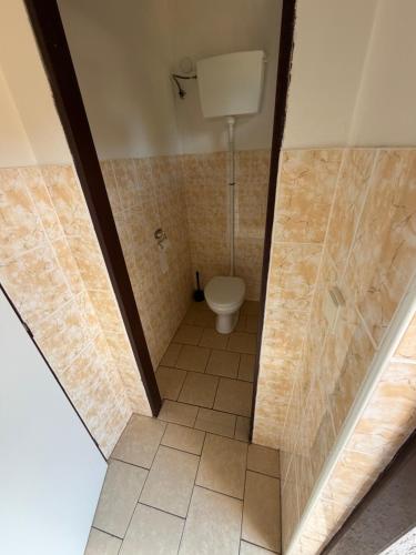 an overhead view of a bathroom with a toilet at Karavan Hrdlička in Čím
