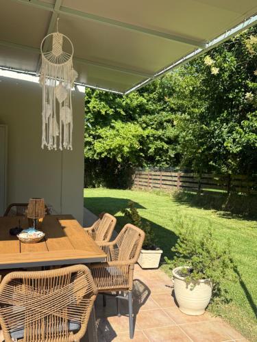 a patio with a table and chairs and a chandelier at Oasi Loft in Kourouta