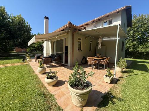 a patio with potted plants in front of a house at Oasi Loft in Kourouta