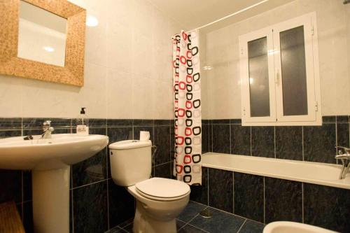 タリファにあるApartamento Mar Menor IIのバスルーム(トイレ、洗面台、鏡付)
