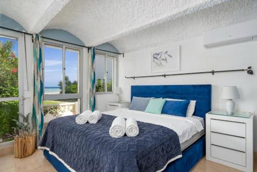 Golden Bay beach house by Lica