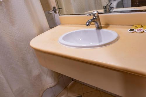 a bathroom counter with a sink and a mirror at Grand Zowar Hotel - فندق جراند زوار للضيافة السياحي in Medina