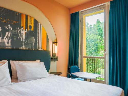 a hotel room with a bed and a window at Mercure Bologna Centro in Bologna