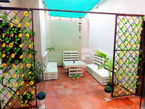 a room with a couch and a table and some plants at Cuba Linda Capsule Stay in Asunción