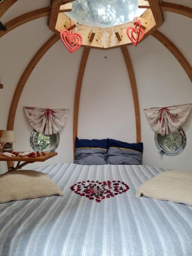 a bedroom with a large bed with a window at lov nid in Apt
