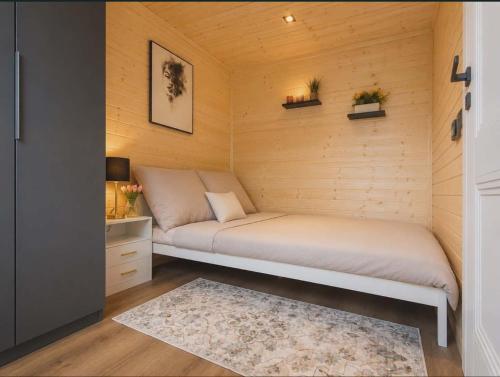 a small bedroom with a bed in a room at Górskie Zakątek in Kalna