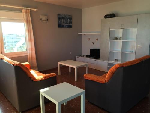 een woonkamer met 2 banken en een tafel bij Edificio Acapulco in Nerja