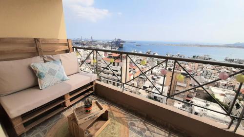 Skyline Vista - Sea View Apartment with Free Parking
