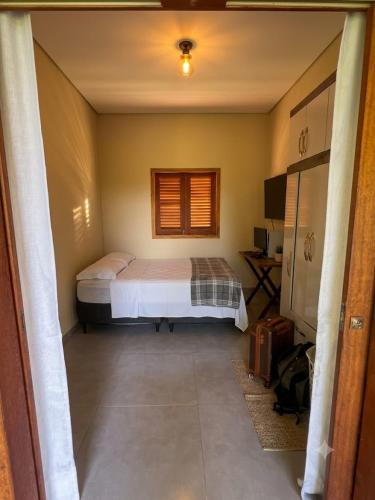 ein Schlafzimmer mit einem Bett und einem Fenster in der Unterkunft Jeribucatu in Itacaré