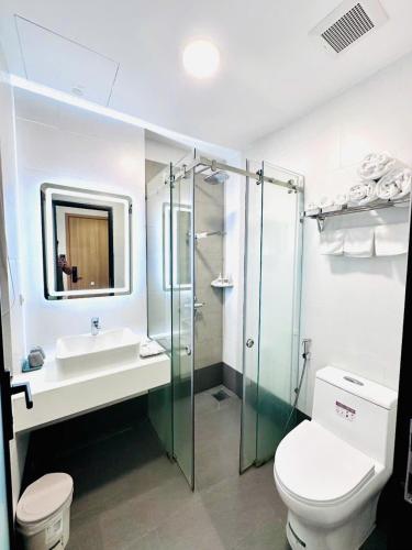 a bathroom with a toilet and a sink and a shower at The Track Homestay - Near Bai Dai Beach in Cam Lâm