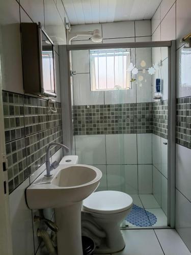 a bathroom with a sink and a toilet at Casa do Seu Lourenço in Beberibe