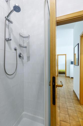 a bathroom with a shower and a tub at Piscina Gratis, Pool View Oasis Pool View in Lido Adriano