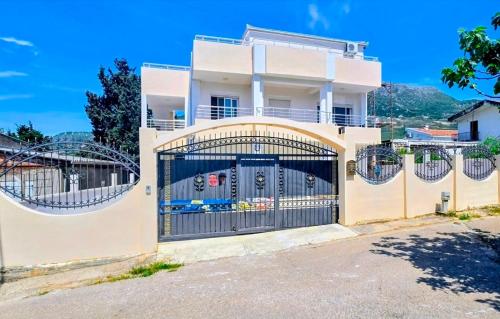 a house with a gate in front of it at Villa imperial in Ravanj