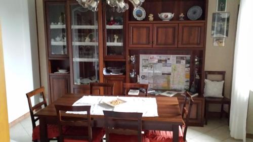 una sala da pranzo con tavolo e sedie in legno di Bed And Breakfast Del Lago ad Avigliana