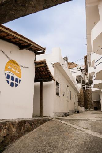a building with a sign on the side of it at Pousada do Trovão - Melhor localização de Arraial in Arraial do Cabo