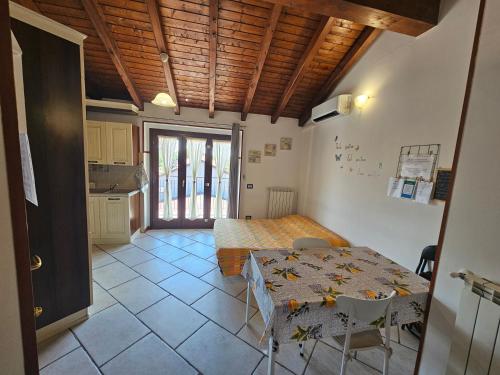 a living room with a table and a kitchen at MXP apartment, shuttle service, parking free in Cardano al Campo