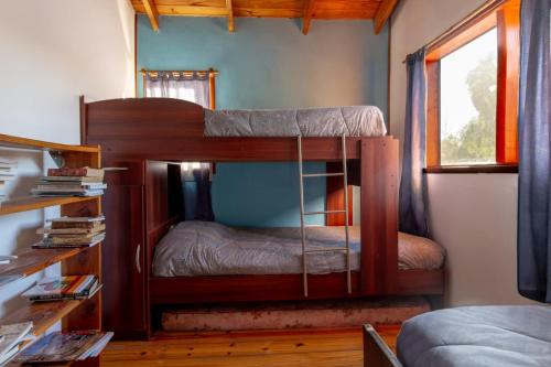 two bunk beds in a room with a window at Cabañas Lago Guillelmo in San Carlos de Bariloche