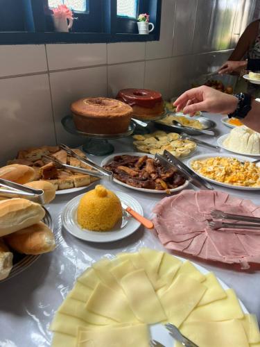 a table topped with lots of different types of food at Pousada da Cida in Lençóis