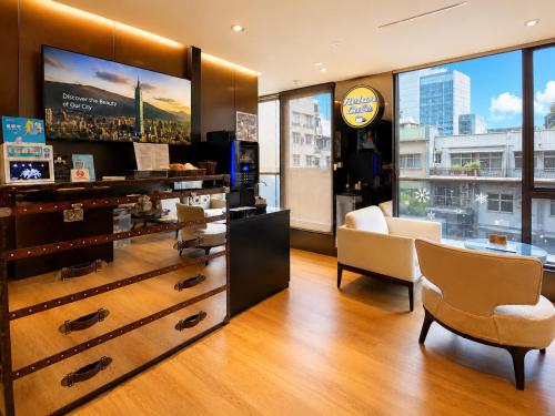 a living room with chairs and a large window at Hotel Relax I in Taipei