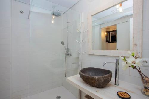 a bathroom with a sink and a mirror at Stunning duplex with two terraces in Cala Blanca in Son Carrio