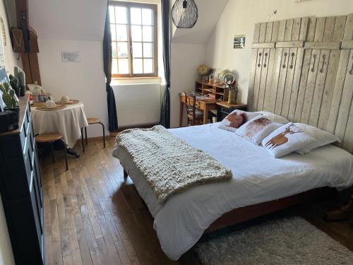 a child laying on a bed in a bedroom at Bienvenue chez Chris ! in Saint-Hilaire-des-Landes