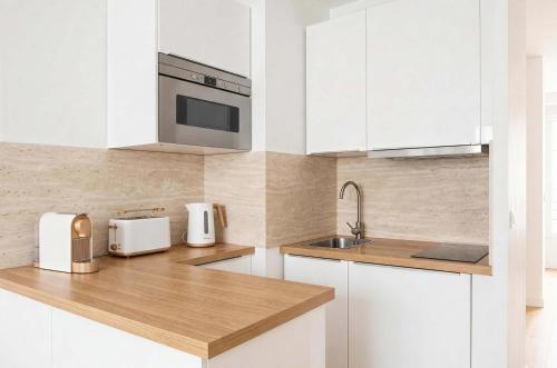 Large Bright Studio 5mins from Champs Elysees
