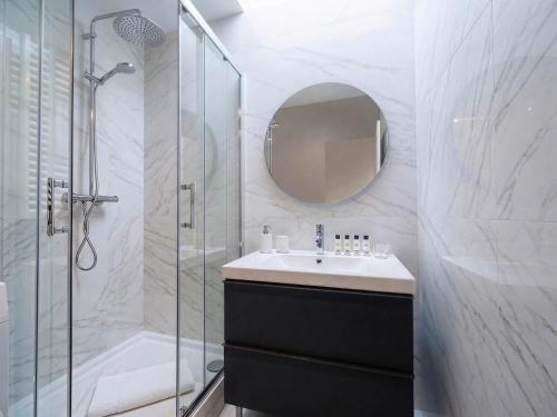 Large Bright Studio 5mins from Champs Elysees