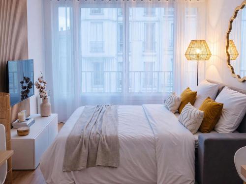 Large Bright Studio 5mins from Champs Elysees