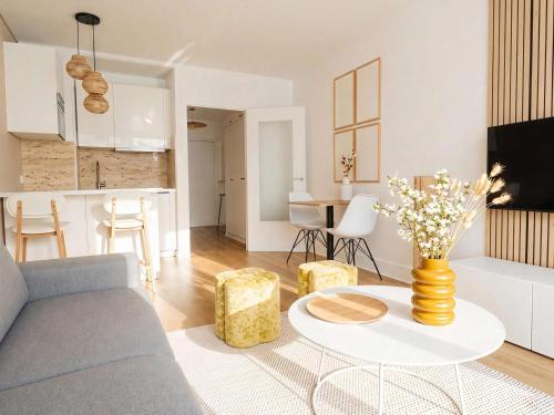 Large Bright Studio 5mins from Champs Elysees