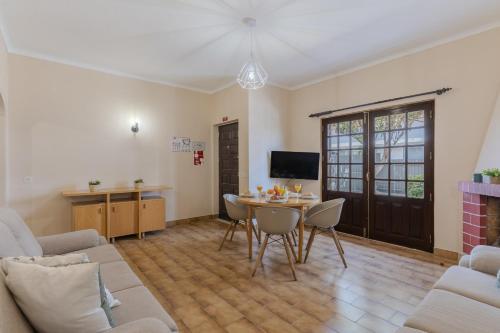 #392 Spacious 4BR Villa in Albufeira Shared Pool