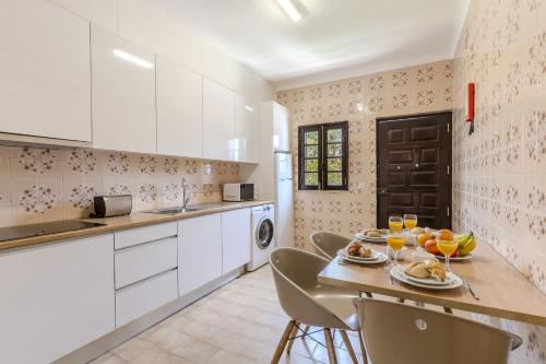 #392 Spacious 4BR Villa in Albufeira Shared Pool
