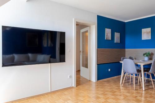 Quiet Courtyard Altstadt Suite - 2BR, Lift & Free Parking by HERO HOMES Graz