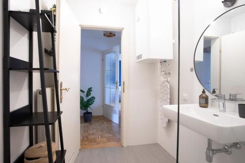 Quiet Courtyard Altstadt Suite - 2BR, Lift & Free Parking by HERO HOMES Graz