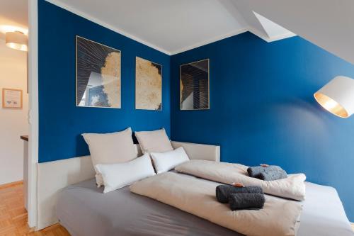 Quiet Courtyard Altstadt Suite - 2BR, Lift & Free Parking by HERO HOMES Graz